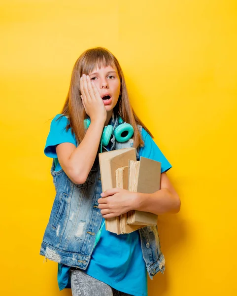 Porträt eines jungen Teenagers mit Büchern — Stockfoto