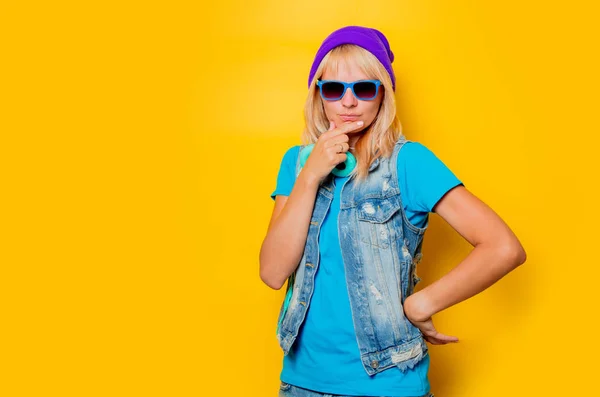 Chica de moda en sombrero y auriculares — Foto de Stock