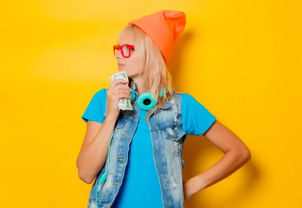 Chica de moda sombrero naranja con dinero —  Fotos de Stock