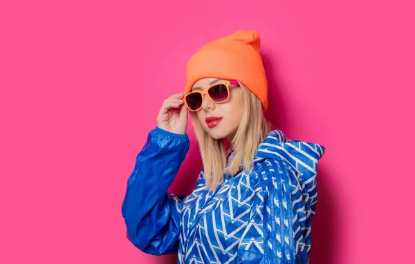 Chica en 90 chaqueta deportiva y sombrero con gafas de sol — Foto de Stock