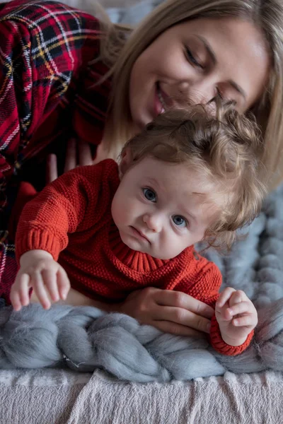 Mother and toddler baby have a fun at home — Stock Photo, Image