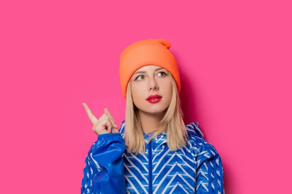 Blond meisje in sport jas en hoed — Stockfoto