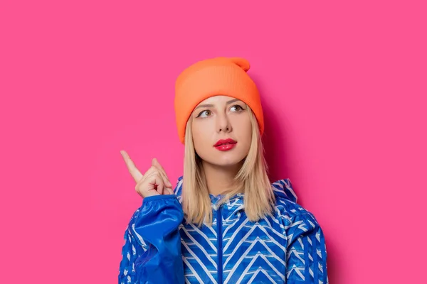 Ragazza bionda in giacca sportiva e cappello — Foto Stock