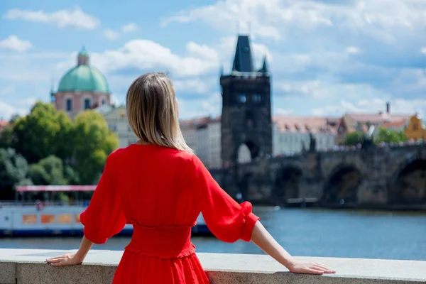 Όμορφο κορίτσι με κόκκινο φόρεμα που ταξιδεύουν στην Πράγα — Φωτογραφία Αρχείου