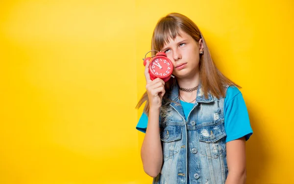 若い十代の少女の目覚まし時計 — ストック写真