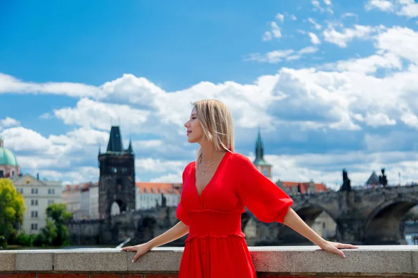 美丽的女孩在红色礼服旅行在布拉格 — 图库照片
