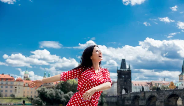 Mooi meisje in een rode jurk reizen in Praag — Stockfoto