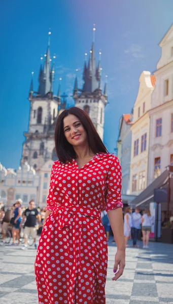 Dziewczyna w czerwonej sukience podróży w Pradze — Zdjęcie stockowe
