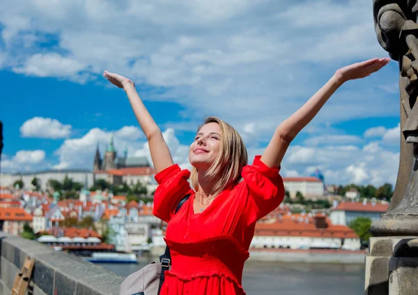 Piękna dziewczyna w czerwonej sukience podróży w Pradze — Zdjęcie stockowe