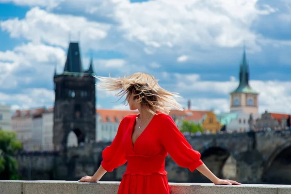 美丽的女孩在红色礼服旅行在布拉格 — 图库照片