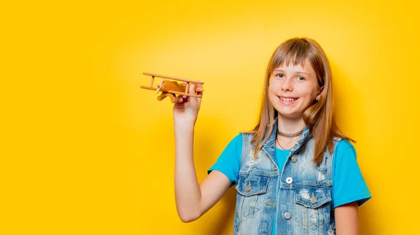Dívka s dřevěná hračka letadlo — Stock fotografie
