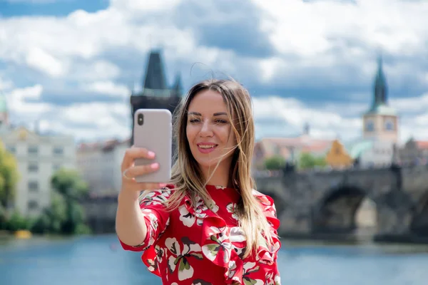 Dziewczyna w czerwonej sukience Zrób selfie w Pradze — Zdjęcie stockowe