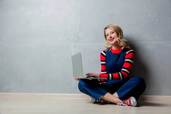 Portret Młodego Stylu Blondynka Czerwone Paski Sweterek Laptopa Szarym Tle — Zdjęcie stockowe