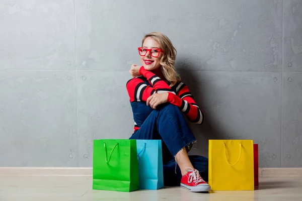 Chica Estilo Joven Ropa Vaquera Sentada Con Bolsas Compras Sobre —  Fotos de Stock