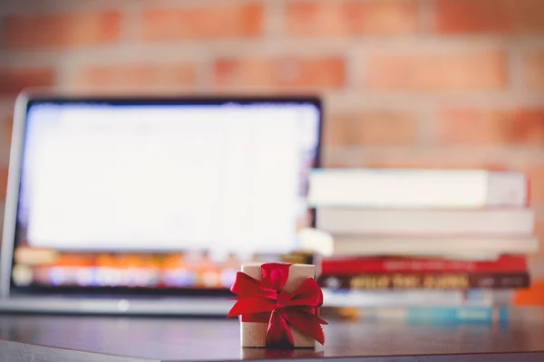 Pequena Caixa Ajuste Uma Mesa Com Computador Portátil Livros Sobre — Fotografia de Stock