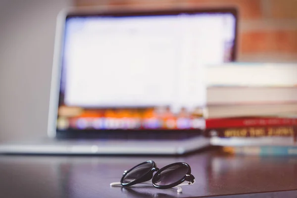 Sunglasses Table Laptop Computer Books Brick Wall Background — Stock Photo, Image