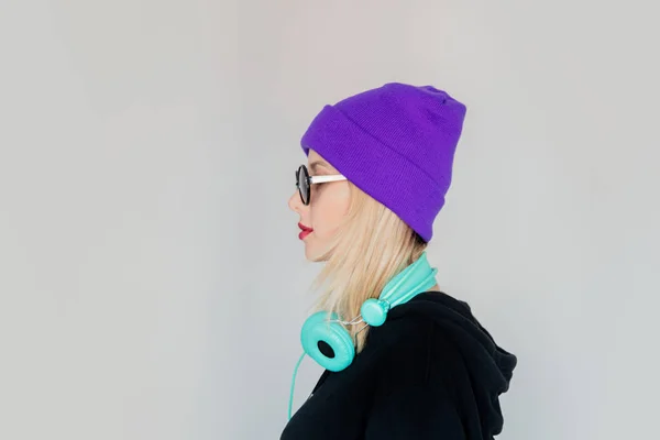 Menina em chapéu roxo com fones de ouvido — Fotografia de Stock