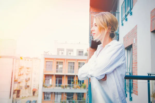 Girl looking pensively at house — Stock Photo, Image