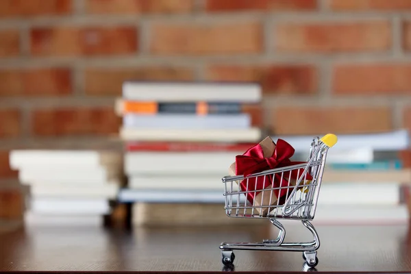 Panier et boîte cadeau à l'intérieur — Photo