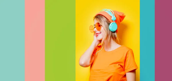 Menina com óculos laranja e fones de ouvido — Fotografia de Stock