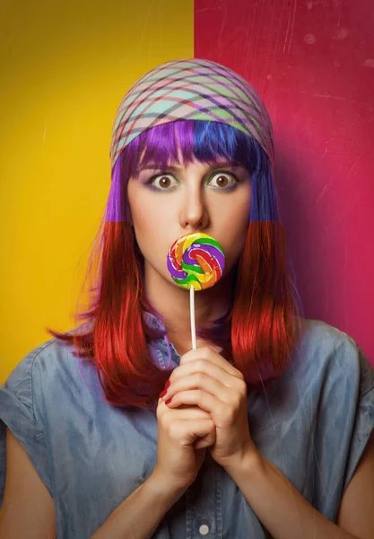 Chica joven con el pelo morado y piruleta —  Fotos de Stock