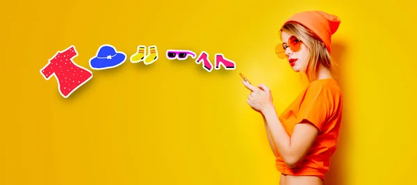 Dívka s oranžové brýle a mobilní telefon — Stock fotografie