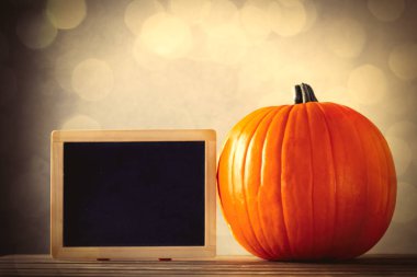 Taze sonbahar kabak ve yazı tahtası menü