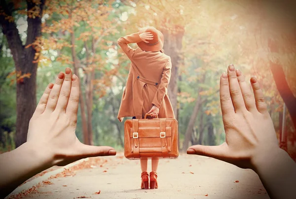 Mujer Pelirroja Con Maleta Parque Otoño Las Manos Marco — Foto de Stock