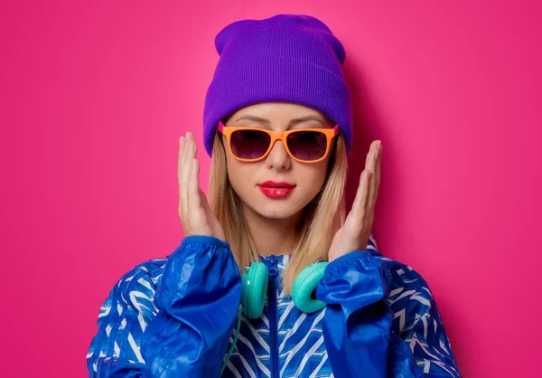 Mujer Joven Con Auriculares Chaqueta Deportiva Posando Sobre Fondo Rosa — Foto de Stock