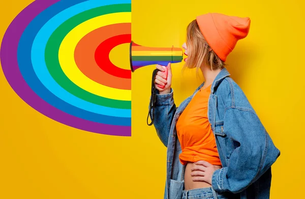 Jonge Vrouw Jeans Kleding Met Homo Megafoon Gele Achtergrond — Stockfoto