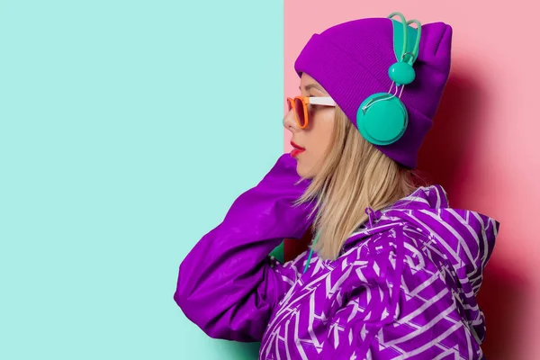 Jovem Loira Nos Anos Jaqueta Esportes Chapéu Fundo Rosa Azul — Fotografia de Stock