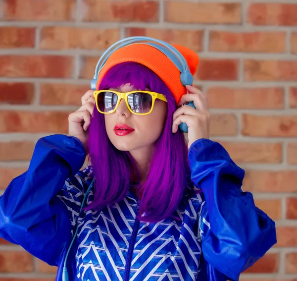 Mujer Joven Chaqueta Deportiva Sombrero Fondo Pared Ladrillo —  Fotos de Stock