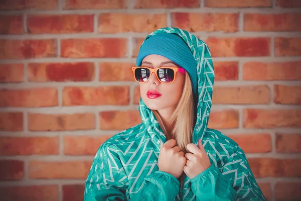 Junge Blonde Frau 90Er Jahre Sportjacke Und Hut Auf Backsteinmauer — Stockfoto