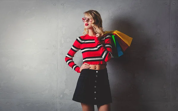 Mujer Joven Elegante Suéter Rayas Rojas Con Bolsas Compras Posando — Foto de Stock