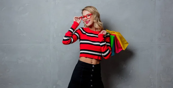 Mujer Joven Elegante Suéter Rayas Rojas Con Bolsas Compras Posando — Foto de Stock