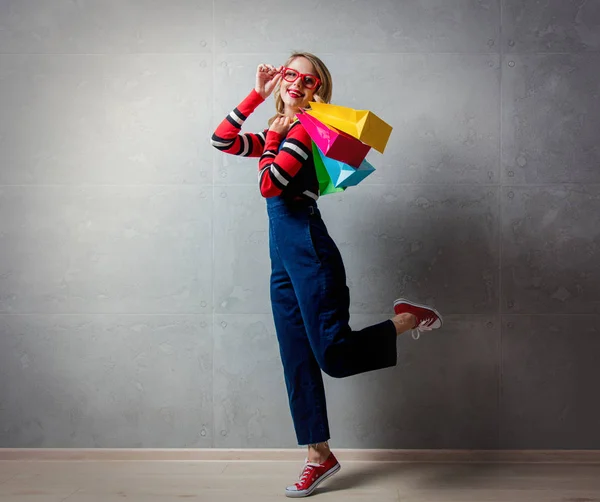 Ung Snygg Tjej Jeans Kläder Med Kassar Grå Bakgrund — Stockfoto