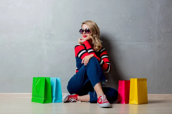 Menina Elegante Jovem Jeans Roupas Sentadas Chão Com Sacos Compras — Fotografia de Stock