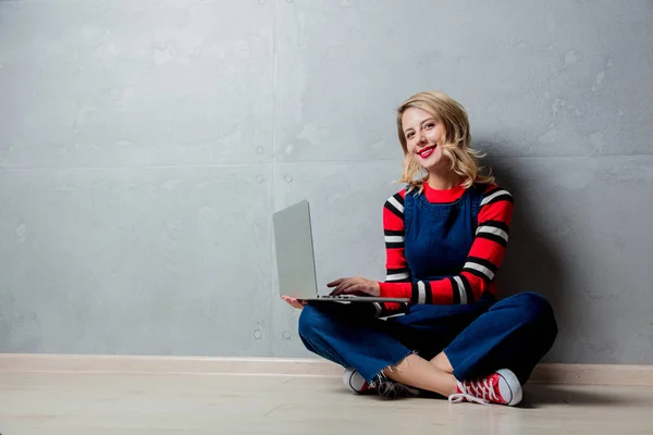 Ritratto Una Giovane Ragazza Bionda Maglione Righe Rosse Con Computer — Foto Stock