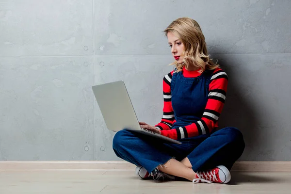 Ritratto Una Giovane Ragazza Bionda Maglione Righe Rosse Con Computer — Foto Stock