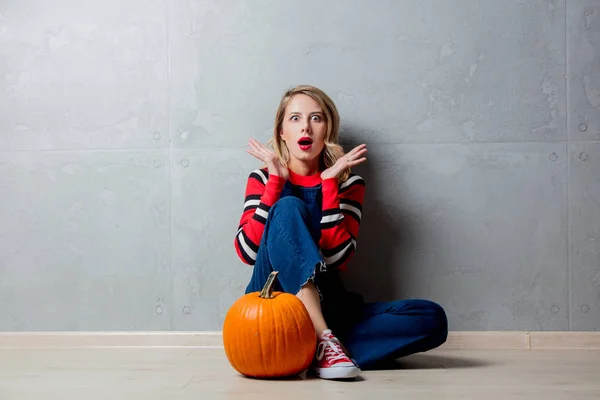 Portret Van Een Jonge Stijl Blond Meisje Rood Gestreepte Trui — Stockfoto