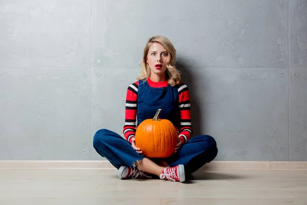 Portret Młodego Stylu Blond Dziewczyna Czerwonym Swetrze Paski Siedząc Podłodze — Zdjęcie stockowe