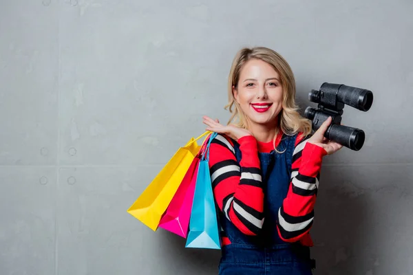 Portrét Mladé Styl Blondýnka Červený Pruhovaný Svetr Nákupní Tašky Dalekohledy — Stock fotografie