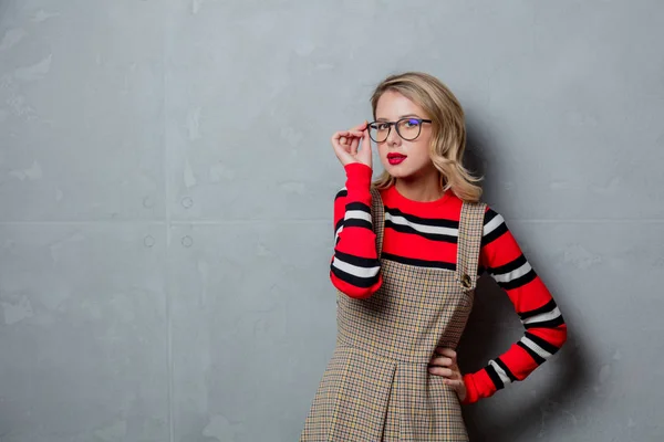 Chica Joven Vestido Suéter Rayas Sobre Fondo Gris —  Fotos de Stock