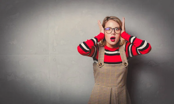 Junges Mädchen Kleid Und Gestreiftem Pullover Auf Grauem Hintergrund — Stockfoto