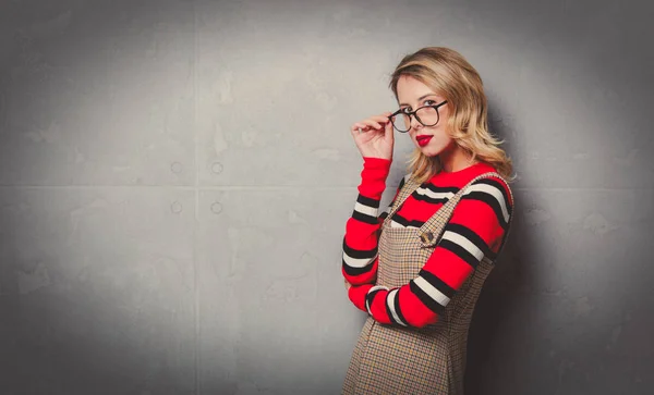 Junges Mädchen Kleid Und Gestreiftem Pullover Auf Grauem Hintergrund — Stockfoto