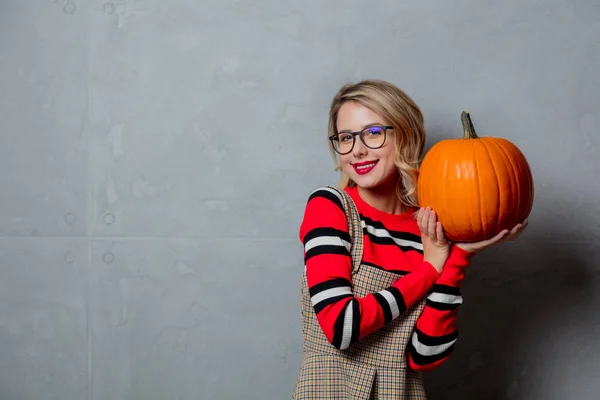 Porträtt Ung Snygg Blond Tjej Röd Randig Tröja Med Halloween — Stockfoto