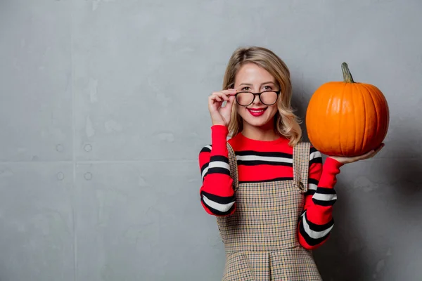 Portréja Egy Fiatal Stílusos Szőke Lány Halloween Tököt Szürke Háttér — Stock Fotó