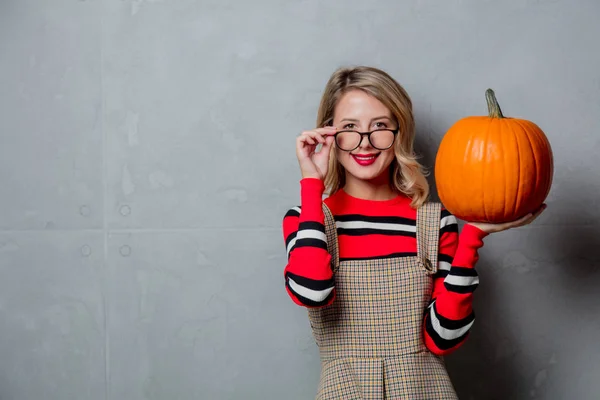 Porträt Eines Jungen Stylischen Blonden Mädchens Rot Gestreiftem Pullover Mit — Stockfoto