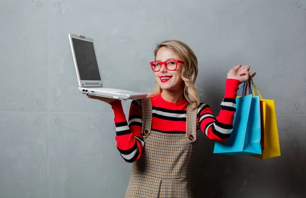 Portret Van Een Jonge Stijl Blond Meisje Rood Gestreepte Trui — Stockfoto