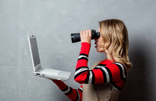 Jovem Com Computador Portátil Binóculos Fundo Cinza — Fotografia de Stock